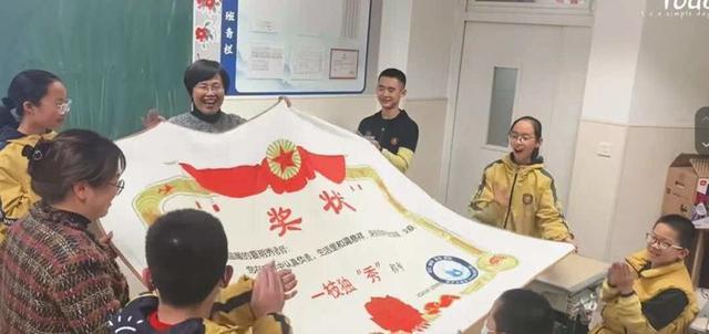 一中学“被单奖状”引热议新葡京告别纸质奖